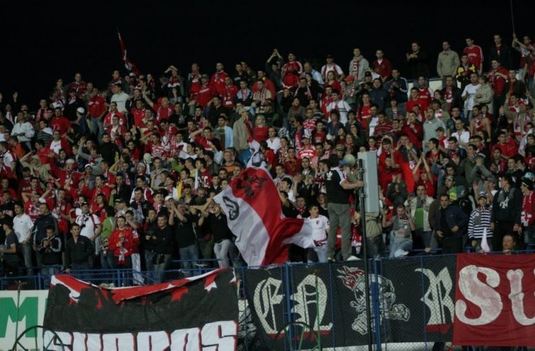 VIDEO | Fanii lui Dinamo au răbufnit: ”Nu meritaţi, tricoul roşu să-l purtaţi” şi ”Jucători de Serie B, vă rupem picioarele”