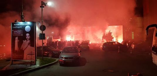 FOTO | Ultraşii lui Dinamo, revoltă la miezul nopţii. Au luat cu asalt hotelul deţinut de patronul Ionuţ Negoiţă