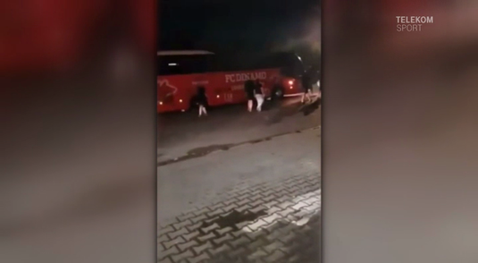 VIDEO | Clipe de groază pentru jucătorii lui Dinamo. Autocarul echipei a fost oprit de suporteri în drumul spre Bucureşti