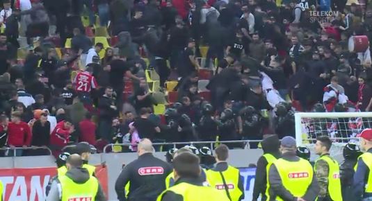 VIDEO Incidente între suporteri la finalul derby-ului! Jandarmeria a intervenit în forţă în peluza ”câinilor”