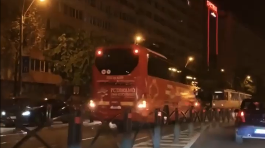 VIDEO ŞOCANT | Autocarul lui Dinamo, la un pas de accident. Imagini incredibile surprinse după derby-ul cu FCSB