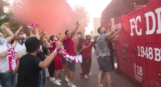 VIDEO | Fanii lui Dinamo au aşteptat autocarul "câinilor" la sosirea la stadion. Au cântat şi i-au încurajat pe jucătorii lui Contra