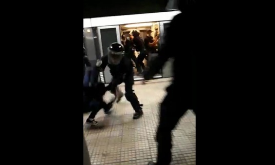 VIDEO şocant! Suporteri stelişti, bătuţi cu bestialitate de Jandarmerie la metroul din Bucureşti. Imagini greu de privit