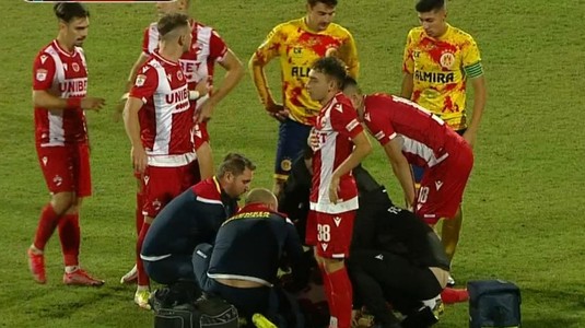 VIDEO | Panică în Ripensia - Dinamo. Cosmin Matei a picat după ce a fost lovit de un adversar. Ambulanţa a intrat pe teren