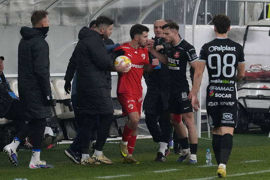 ”Lipsă de respect”. Dennis Politic, reacţie după ce a fost ironizat de fanii lui Dinamo. La finalul interviului i-a bătut obrazul lui Armstrong 