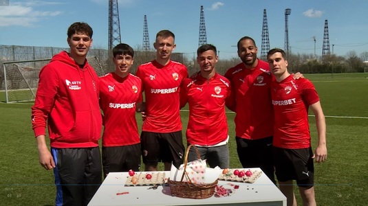 VIDEO | Dinamoviştii s-au pregătit pentru Paşte! Fotbaliştii lui Kopic au vopsit ouă, dar au refuzat culoarea rivalei FCSB