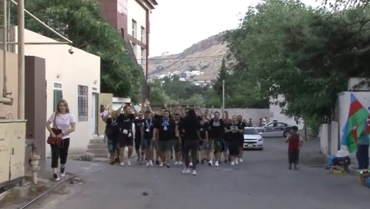 VIDEO | A fost invazie de olteni la Baku, la meciul din Europa League. Marş superb al suporterilor alb-albaştri
