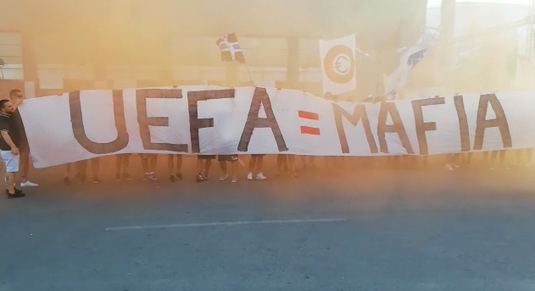 VIDEO | Fanii olteni s-au dezlănţuit în afara arenei! Mesaje anti UEFA afişate de cei cărora li s-a interzis accesul la meciul cu AEK Atena 