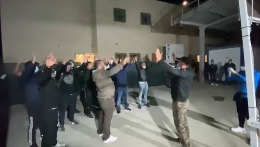  VIDEO Suporterii Craiovei au mers la spital pentru a-l susţine pe Elvir Koljic, după accidentarea gravă suferită în meciul cu Poli Iaşi