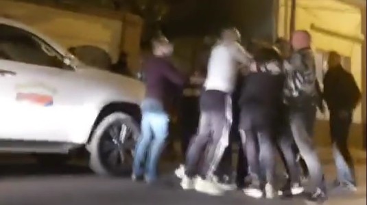 VIDEO | Bătaie în faţa curţii lui Adrian Mititelu, în momentul în care a fost "săltat" de poliţişti. "Bă, ia vino încoace!"