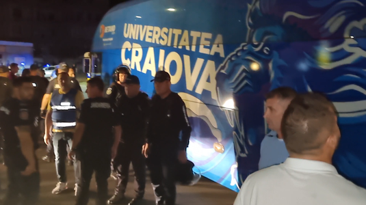 Scandal după eliminarea din Conference League! Suporterii Universităţii Craiova au blocat autocarul. Jucătorii au fost ameninţaţi VIDEO