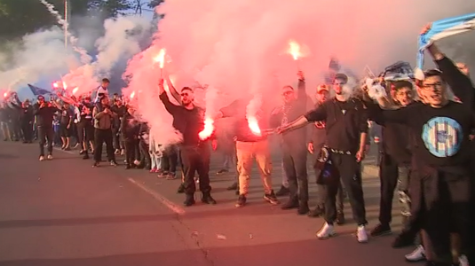 VIDEO | Spectacol total înainte de Universitatea Craiova - Dinamo! Fanii din Bănie au blocat strada şi au oprit autocarul echipei