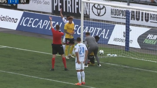 Moment dramatic în KuPS – U Craiova! Fotbalistului i s-a făcut rău, şi-a pierdut echilibrul şi s-a prăbuşit pe finalul meciului | FOTO