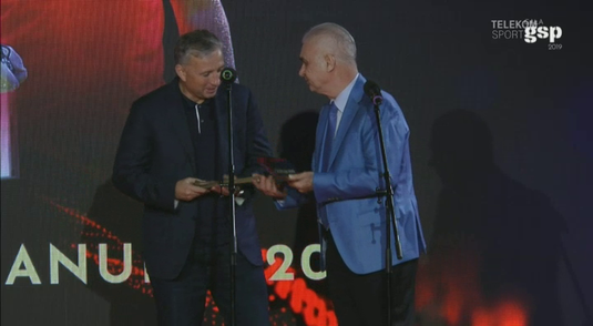VIDEO | Moment hilar la Gala GSP. Anghel Iordănescu a dat spoiler la secţiunea „Antrenorul român al anului”. Reacţia lui Petrescu: „Primul blat la care am participat”