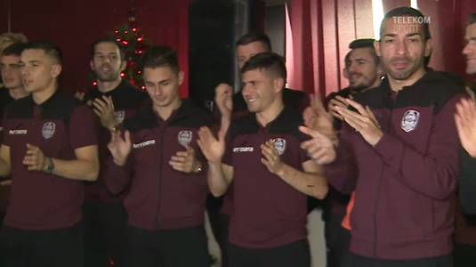 VIDEO | Jucătorii CFR-ului au împărţit cadouri. 300 de copii s-au întâlnit cu fotbaliştii campioanei României