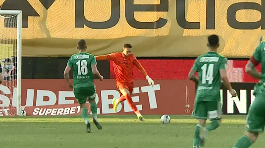 VIDEO | CFR Cluj, aproape să încaseze un gol straniu! Sandomierski a degajat greşit. Faza care-l putea enerva pe Iordănescu