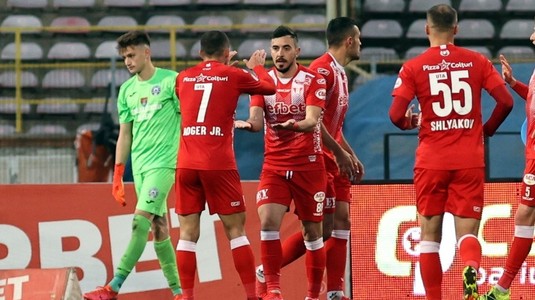 OFICIAL | Dan Petrescu şi-a luat mijlocaş central. Un nou transfer anunţat de CFR Cluj: "Te aşteptăm în Gruia"