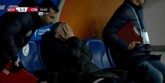 Dan Petrescu, imaginea disperării la U Craiova - CFR! Cum a fost surpins pe bancă după golul lui Gustavo | VIDEO