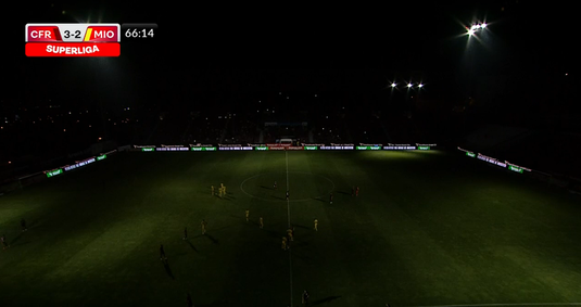 VIDEO | A căzut nocturna la CFR Cluj - CS Mioveni. Meciul a fost întrerupt, iar jucătorii trimişi la cabine. Ce urmează la partida din Gruia