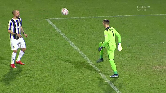 VIDEO | Fază controversată în meciul Astra - FC Botoşani. Tamaş a vrut să păcălească regulamentul. Ce a decis arbitrul