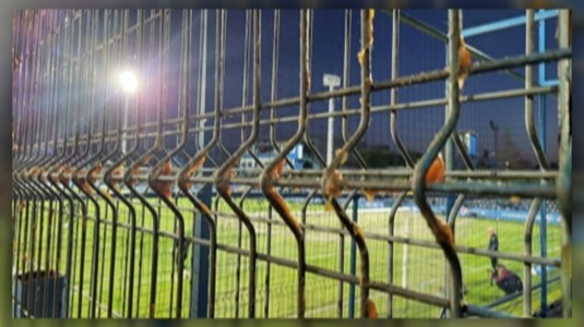 FOTO | Apariţie incredibilă pe gardul peluzei ocupate de galeria Rapidului pe stadionul Farului! Cu ce a fost uns şi care e motivul sabotajului
