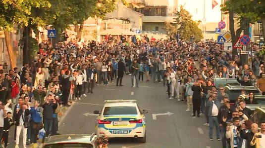 VIDEO | Imagini spectaculoase de la Constanţa! Mii de oameni au ieşit în stradă pentru a sărbători triumful Farului