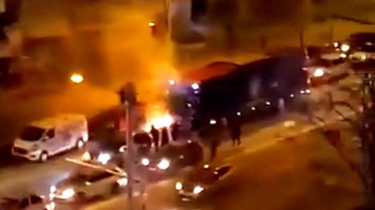Imagini şocante de la Iaşi! Ultraşii de la Poli au vandalizat autocarul echipei în timp ce afla în trafic