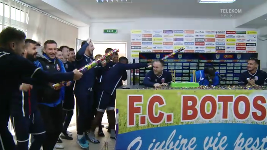VIDEO | Jucătorii au intrat peste Croitoru în timpul conferinţei. FC Botoşani a sărbătorit calificarea în play-off