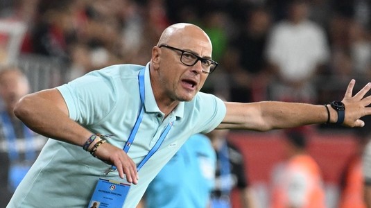 Sub influenţa finalului de meci, Leo Grozavu a reacţionat: "Dacă aş fi nesimţit, aş spune asta". A fost deranjat că dinamoviştii l-au înjurat