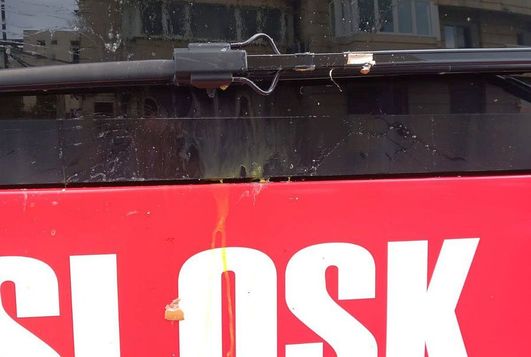 FOTO | Sepsi OSK, primire ostilă la Bucureşti! Autocarul covăsnenilor, atacat cu ouă şi făină