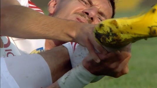 VIDEO | Putea fi cea mai gravă accidentare a campionatului! Fotbalistul a continuat după ce a fost la un pas să-şi rupă piciorul