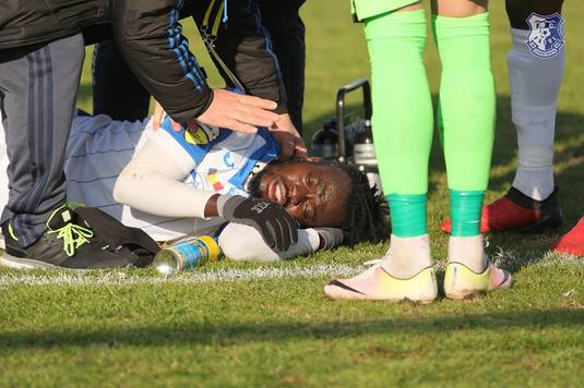 FOTO | Clipe de spaimă în Liga 2. Un jucător al Farului s-a lovit la cap şi a rămas inconştient pe gazon