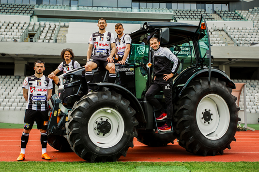 Imaginea zilei vine la Cluj! Lobonţ şi jucătorii Universităţii au primit un tractor de la sponsorul principal al echipei :))