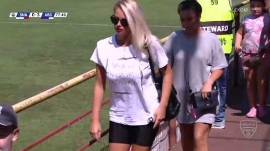VIDEO | A făcut furori în tribune, la Snagov - FC Argeş. Ce şi-a scris pe tricou tânăra din imagine. Bărbaţii nu s-au simţit prea comod :)