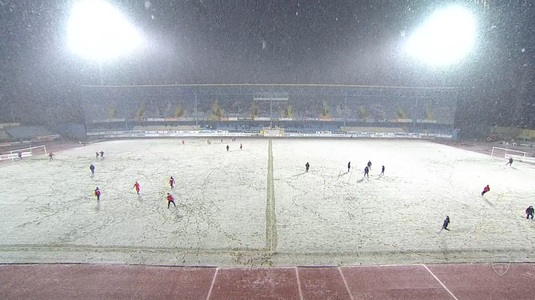 "Vine Moş Crăciun". A început să ningă puternic în pauza meciului Hermannstadt - U Cluj! Jucătorii, surprinşi când au ieşit de la vestiare | VIDEO