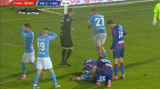 FOTO | Imagini incredibile la Voluntari – FC Bihor! După o accidentare îngrozitoare, ambulanţa a fost împinsă pe teren de jucători. Cei de la stadion şi-au pus mâinile în cap 