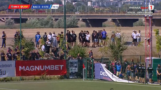 VIDEO | Peluza Sud nu a mai suportat umilinţa! Ultraşii Stelei au plecat mai devreme de pe stadion, după ce favoriţii au fost ridiculizaţi la Bacău