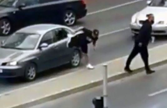 VIDEO | Fanii echipei lui Mititelu, acte de huliganism în centrul Craiovei! Au aprins torţe şi au atacat o maşină cu numere de Cluj