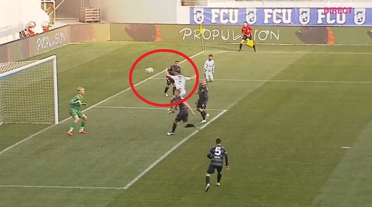 VIDEO | Un jucător de la FCU Craiova a încercat să înscrie cu ”mâna lui Dumnezeu”, dar a fost un eşec total. :) Cum a continuat faza