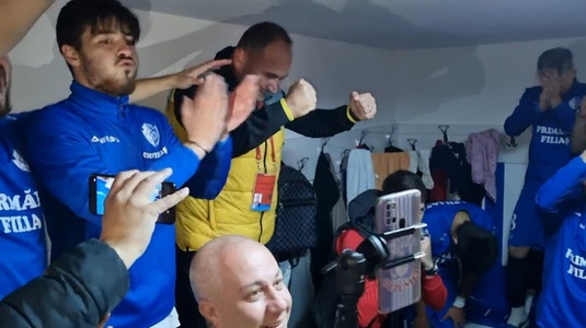 VIDEO | Sărbătoare în vestiarul celor de la Filiaşi! Antrenorul care a reuşit minunea în Cupa României a cântat cu fotbaliştii: "Până dimineaţa bem"