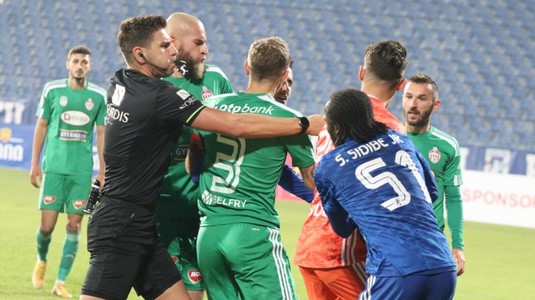 VIDEO | Fotbaliştii au sărit la bătaie în prelungirile partidei dintre FC U Craiova şi Sepsi! Trei jucători au văzut cartonaşul roşu
