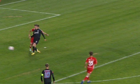 VIDEO | Penalty cu VAR acordat pentru FCSB în partida cu UTA. Arbitrul a mers să vadă faza şi a decis ferm