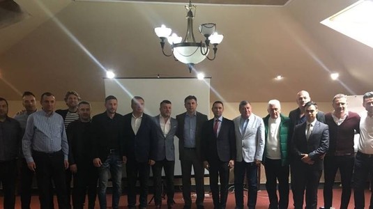 FOTO | Lupescu îşi continuă turul prin ţară. Ce mesaj a avut pentru alegători, după întâlnirea cu membrii FRF din judeţul Prahova