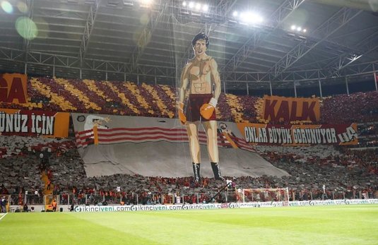 VIDEO | Coregrafie FABULOASĂ în derby-ul dintre Galatasaray şi Fenerbahce! Gazdele l-au adus în peluză pe Rocky Balboa