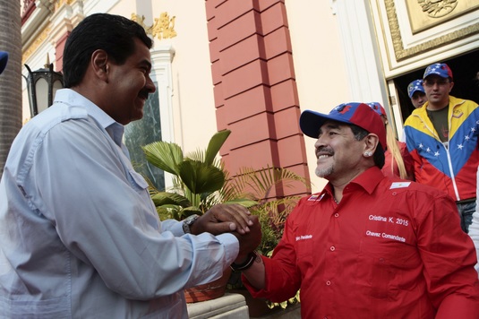 Maradona se întoarce în iarbă! A bătut palma pentru un meci inedit cu preşedintele Venezuelei 