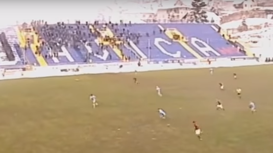 FOTO + VIDEO | Nebunie curată la un meci din Bosnia! Ca să nu se anuleze partida, au VOPSIT mingile la vestiare