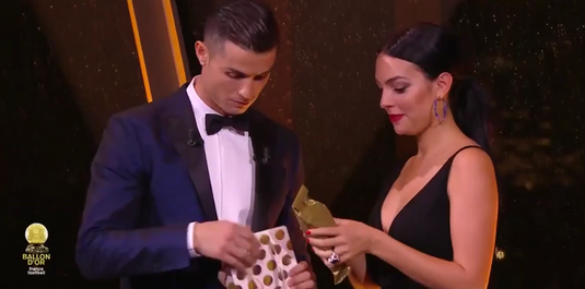 VIDEO | Nimeni nu se aştepta la aşa ceva! Ce cadou inedit a primit Cristiano Ronaldo, după ce a câştigat al 5-lea Balon de Aur din carieră