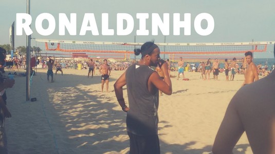 VIDEO | Ronaldinho încă ştie să facă spectacol. Cum şi-a umilit adversarii într-o partidă de footvolley