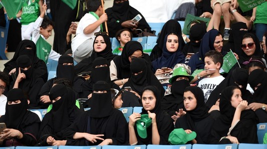 VIDEO | Zi istorică în Arabia Saudită. Premieră pe un stadion de fotbal: "Eu mereu stăteam la televizor, nu aveam voie să merg la meciuri"