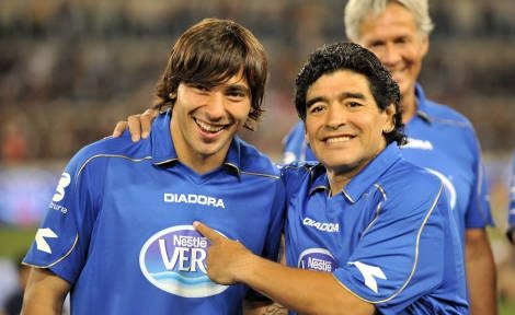 Maradona îi predă numărul 10 de la Napoli lui Lavezzi